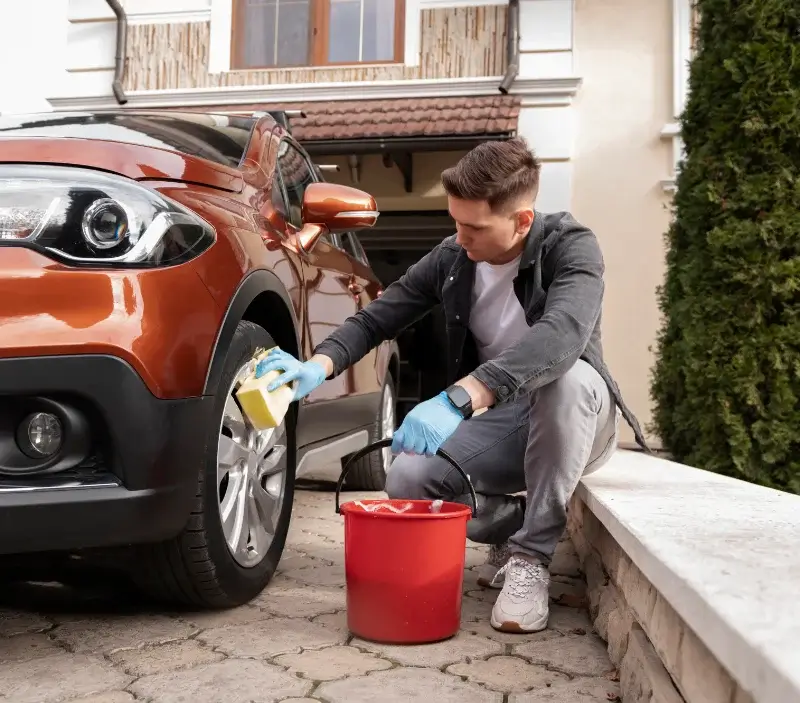 Lavage auto à domicile Moisson : professionnel intervenant sur un véhicule